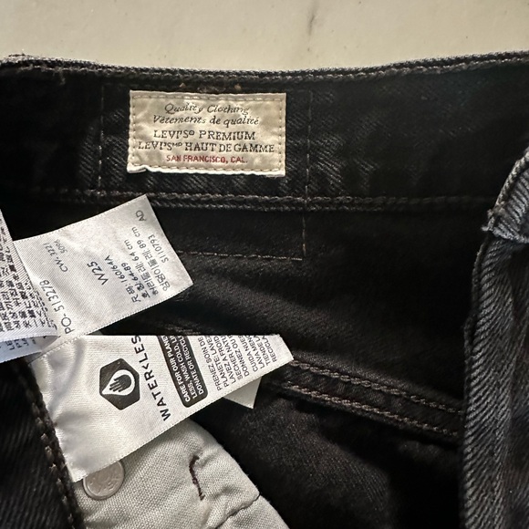 Levi high rise shorts. Black. Size 25. Like new. Don’t fit me right. - Picture 4 of 4